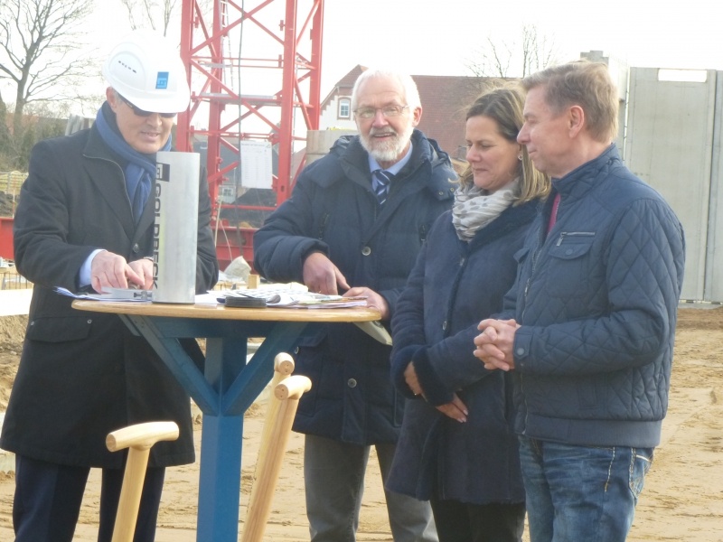 Bürgervorsteher Horst Eckert, Schulleiterin Silke Cleve und Bürgermeister Jürgen Hein im Gespräch mit Dr. Michael Burkhardt vom Generalunternehmen Goldbeck