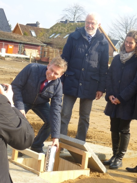 Bürgermeister Jürgen Hein bei der Grundsteinlegung, mit dabei Bürgervorsteher Horst Eckert und Schulleiterin Silke Cleve