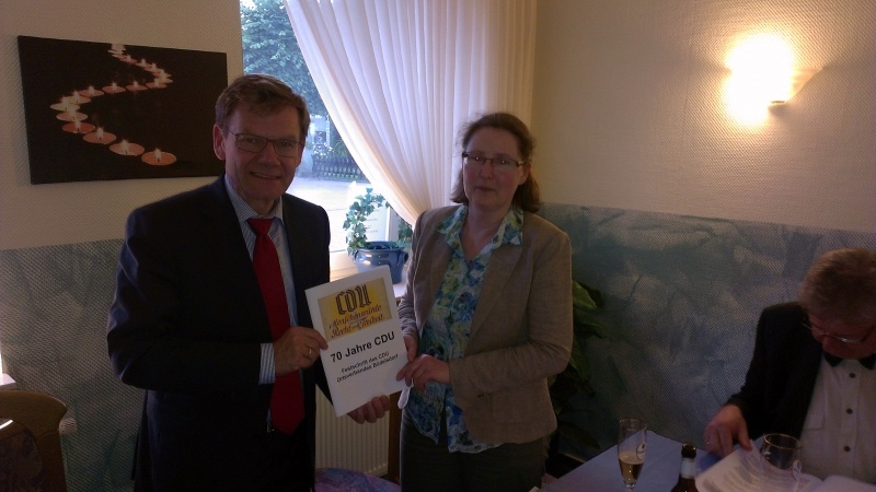Unsere Ortsvorsitzende Maike Wilken überreicht unserem Bundestagsabgeordneten Herrn Dr. Johann Wadephul die Festschrift zum 70-jährigen bestehen der CDU.