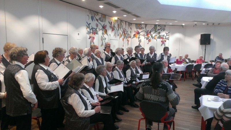 Der Seniorensingkreis brachte traditionelle Stücke aber auch Schlager zum mitklatschen.