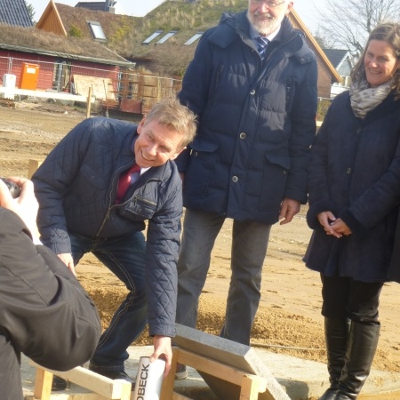 Bürgermeister Jürgen Hein bei der Grundsteinlegung, mit dabei Bürgervorsteher Horst Eckert und Schulleiterin Silke Cleve