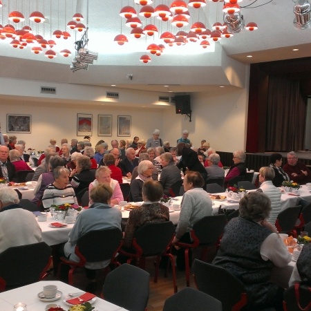 Der Saal ist gut gefüllt.